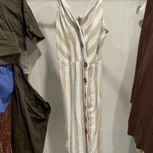 Klänning - Gullig strandklänning med knappar