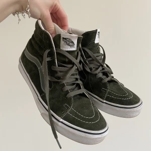 Vans - Säljer mina sååå snygga mörkgräna vans som nästan aldrig kommit till användning (typ 2-3 gå ger)🥰 storlek 40,5 men jag har normalt 39/40❤️