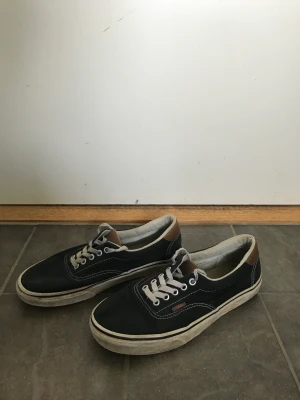 Vans - Vans storlek 42. Säljer för jag har växt ur dem. Helt ok skick, inga hål någonstans men några ställen med mer slitage. Köparen står för frakt📦