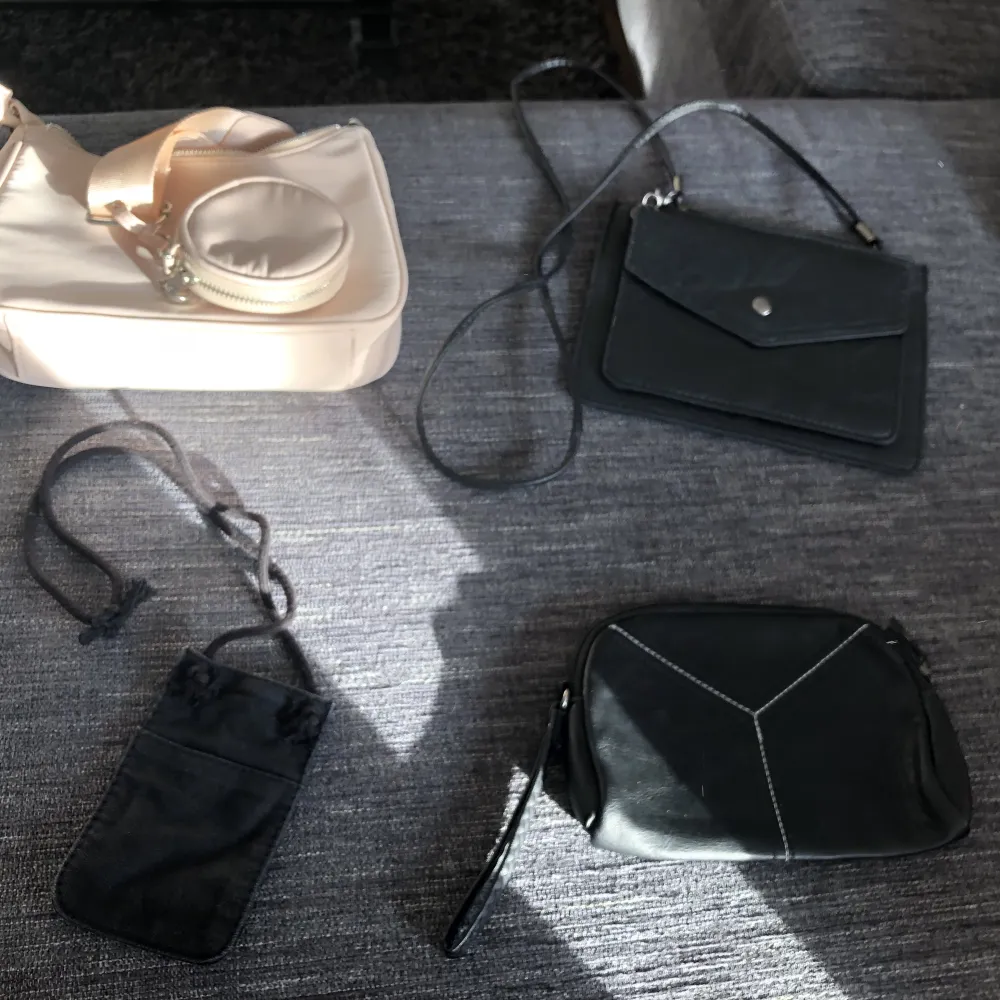 En necessär från Juicy Couture-okej skick, rengjord men har ett par fläckar   Fyra olika väskor- två axelbandsväskor, en handväska/sminkväska och en mobilhållare  En för 30kr eller alla för 125kr. Väskor.