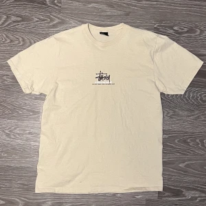 Stussy T-shirt  - Aldrig använd, passar S/M, condition 10/10