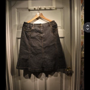 Jeans kjol - En härlig jeans kjol i svart jeans  Det är i bra skick har inga synliga tecken på användning 