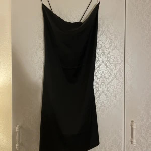 Svart klänning  - Fin klänning med korsade band i ryggen! Säljs i befintligt skick ❤️använd en gång ❤️