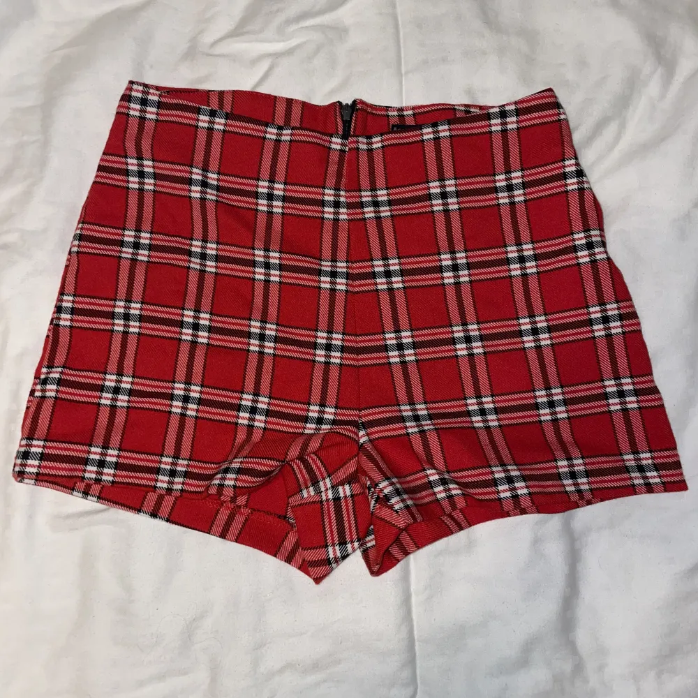 Röd rutiga högmidjade shorts från FBsister. Storlek S men passar bättre XS/S. Shorts.