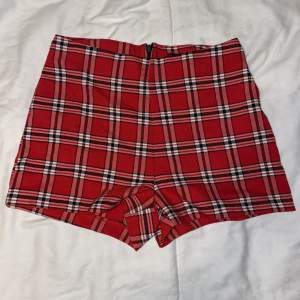 Röd rutiga högmidjade shorts från FBsister. Storlek S men passar bättre XS/S