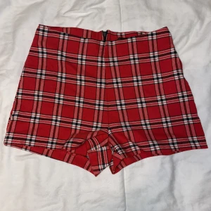 Rutiga shorts  - Röd rutiga högmidjade shorts från FBsister. Storlek S men passar bättre XS/S