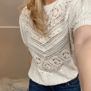 T-shirt - Jättesöt unik t-shirt från zara💗 Säljes pga att den inte används!