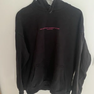 Svart hoodie - Svart hoodie såld på zalando. Sitter som storlek M-L Hyfsat skick.