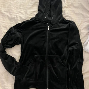 Luvtröja  - Luvtröja fårn Gina tricot i storlek L men sitter mer som M 