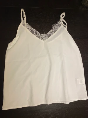 Säljer detta spets linne från Shein. Helt oanvänt bara provat och säljer för det var för stort. I storlek xs/34 man kan justera banden. - Säljer detta fina linnet från Shein helt oanvänt bara prövat. Säljer för att det var för stort. Man kan justera banden och det är i storlek xs / 34.