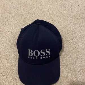 Hugo boss keps  - Det är helt ny jag har använt den 2-3 gånger. Vi kan snacka om priset❤️❤️❤️❤️❤️