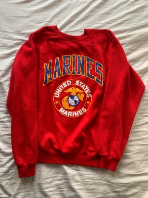 Hanes röd crewneck - Strl XL men sitter som M Skick 8/10 199kr