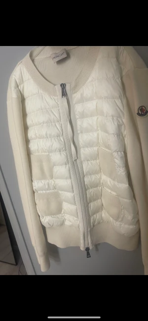 Moncler cardigan  - Säljer nu min fina moncler cardigan som tyvärr inte kommer till användning, super fint skick använd ca 1 gång, inga defekter. Självklart äkta, perfekt till våren nu! Nypris 7400  