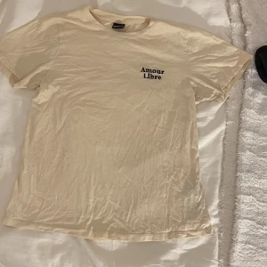 Beige t-shirt  - En beige t-shirt med ett litet tryck på höger sida. Använd 1-2 gånger. T-shirten kommer strykas innan leverans!😌