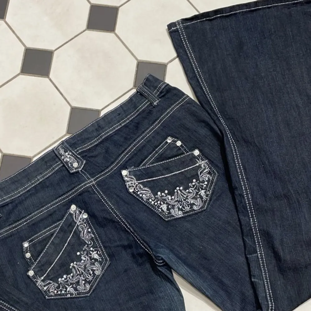 Snygga jeans köpt från plick. Midjemått tvärs över 42 cm, innerbenslängd 78 cm. Står ingen storlek men skulle säga m-l . Jeans & Byxor.