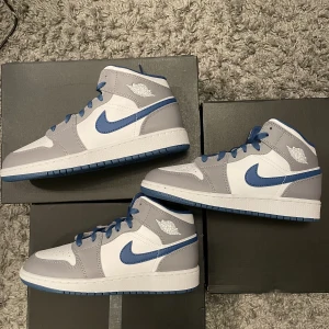 Jordan 1 mid true blue  - Säljer dessa Jordan 1 mid true blue i storlekarna:  40,38,37.5 Kvitto finns till alla paren  Skriv privat vid mer bilder eller frågor