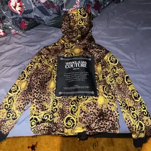 Versace hoodie äkta nypris 5000 säljs billigt då det finns ett brännmärke på sidan 