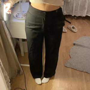 Highwaist svarta kostymbyxor. Väldigt sköna med ett bekvämt och mjukt material. Byxorna sitter lite för pösigt på mig eftersom de är förstora, men med någon som dom passar är de superfina!!😍det finns en litet hål på sidan av byxan som är sytt, syns knappt