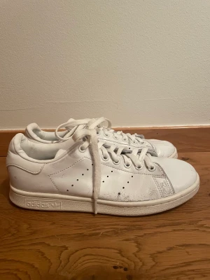 Adidas Stan Smith - Adidas Stan Smith skor i en helvit färg. Storlek 40. Väldigt välbehållna och skötta. Pris kan diskuteras. Skriv om ni vill köpa!