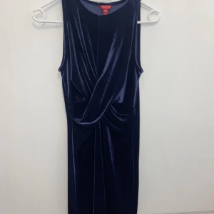 Sammetsklänning från Guess - Mörkblå sammetsklänning från Guess, storlek XS. Omlottklänning.