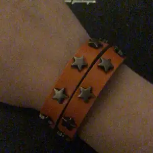 ett orange brunt läder armband med stjärn-nitar, jättefint men passar tyvär inte till min stil!
