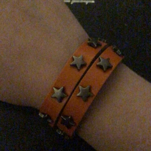 läderarmband  - ett orange brunt läder armband med stjärn-nitar, jättefint men passar tyvär inte till min stil!