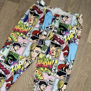 comic byxor - Tightd med comics tryck, dom är väldigt stretchiga så passar XS-L. Supersköna dessutom 