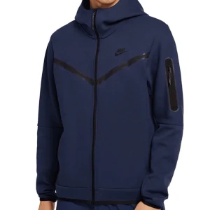 Nike Tech tröja - Säljer min mörkblåa Nike Tech tröja pga att jag inte använder den. Köpte den för 1300kr på Nikes hemsida för ca två månader sedan. Skick på tröjan är 9/10. Hör av er om ni har frågor😊 Pris kan diskuteras🤝