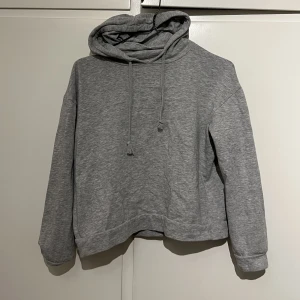 Grå kofta  - Den har blivit för liten för mig, använd några gånger fast inga skador! 