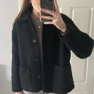 Svart kappa - Svart trendig fin kappa från Monki. Den är använd men i fint skick! Passar allt från XS-M 🤍Frakt tillkommer! 