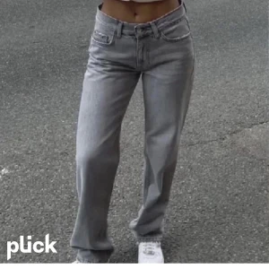 Low straight petite jeans - Jätte fina gråa lågmidjade jeans i petite som är slutsålda på hemsidan ⚠️lånadbild⚠️ priset går att diskuteras (köpt förlåt 500kr)