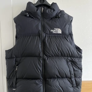 The North Face Väst - Hej! Säljer nu denna trendiga väst från The North Face, köpte den förra året på plick men den kom aldrig till användning! I nästan perfekt skick; 9/10!