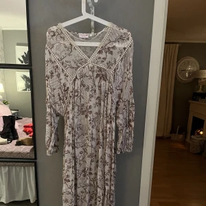 Jättefin klänning  - Band att knyta bak eller fram om man vill. Beige med bruna detaljer jätte snygg till tex cowboyboots 