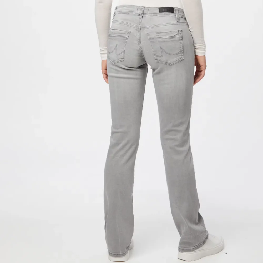 Säljer nu mina Ltb jeans i modellen Valerie pga att de inte kommer till användning längre💕 De är i storlek 27/34 och sitter bra på mig som är 171 cm. Innerbenslängd: 83 Det är bara att kontakta mig om du vill ha egna bilde på hur de sitter🤝. Jeans & Byxor.