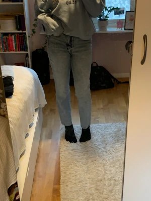 Jeans - Jättefina mom jeans från hm. Välanvända men bra skick, inga deffekter. Säljer då de blivit lite små på mig. Skriv för mer info/bilder. Använd inte köp nu🥰