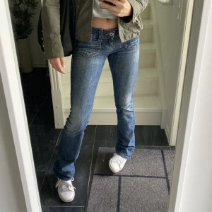 Lågmidjade jeans - Säljer mina älsklingsjeans då dom blivit för små och jag tyvärr inte får på dom mer😭🫶🏼köpta secondhand förra sommaren, strl 34/34 och passar mig som är 170 lång! Säljs för 300+50 frakt, hör av vid intresse!🫶🏼