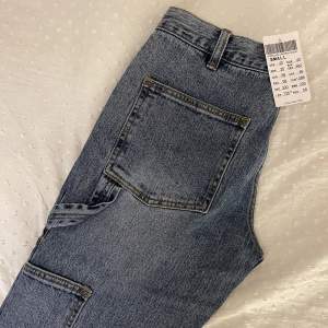 Säljer ett par helt nya jeans från Brandy Melville då dom är lite förstora för mig.  Det är mid/low waisted flare jeans och dom är ganska långa i benen, sitter jätte fint!