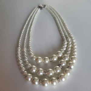 Pärlhalsband - Fint pärlhalsband som hänger i tre olika nivåer.