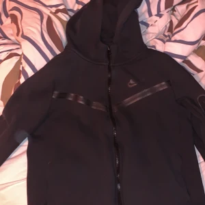 Nike tech svart - Den har använts rätt så mycket men är fortfarande i bra skick. Storlek XL i junior 