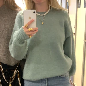 Stickad tröja - Så snygg stickad tröja! Färgen e 🤌🏽🤌🏽🤌🏽 Stolek m för en oversized fit😍