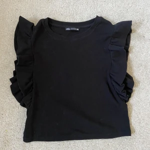 Volang topp - Så söt volangtopp från Zara. Kan tänka mig gå ned i pris vid snabb affär. Hör gärna av er vid frågor, kram! ❤️❤️(Tryck inte på köp nu)