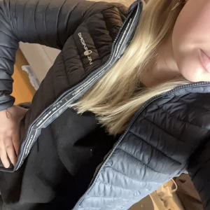 Dunjacka - Säljer denna super fina jackan från sailracing. Köpte den för ca 2 år sen men enbart använt den en höst❤️ ! Säljer den då den inte kommer till användning☺️köpte den för runt 3000 men säljer den för 800 vid snabb affär kan jag sänka priset❤️