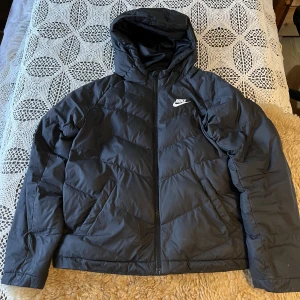 NIKE Jacka - Hej! Jag säljer min Nike Jacka pga att jag har vuxit ur den. Den är typ i nyskick, har använts Max 2-3 gånger.