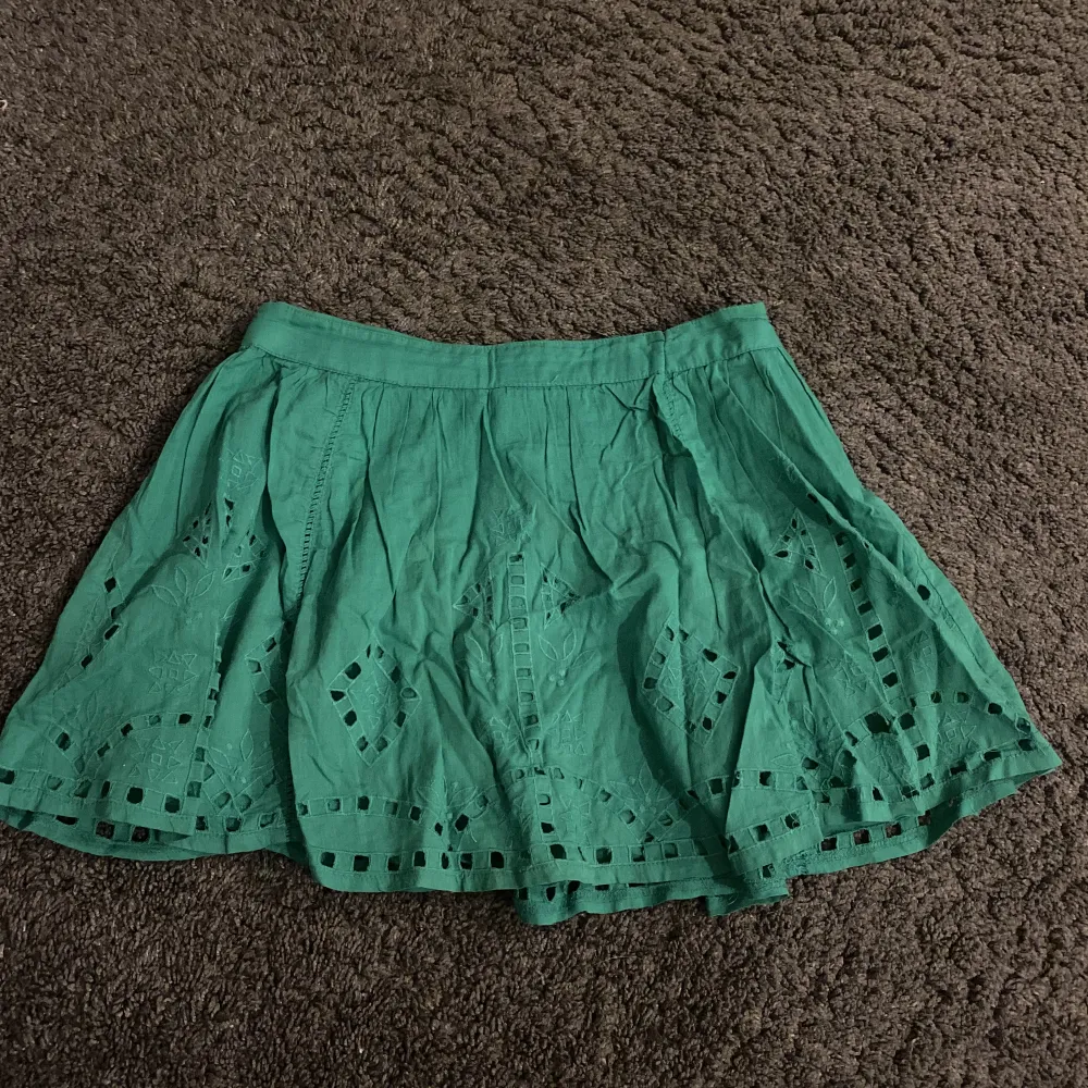 Grön kjol så söt till sommaren köpt second hand i Kroatien, storlek 36 men insydd så 34💚. Kjolar.