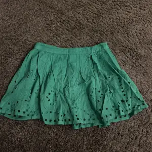 Grön kjol så söt till sommaren köpt second hand i Kroatien, storlek 36 men insydd så 34💚