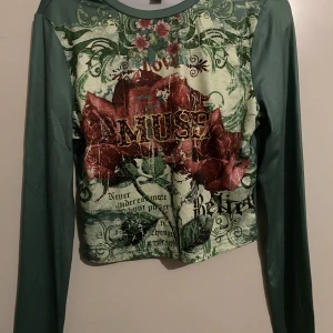 Crop tee with cool print - Never wore it but it looks cool :p