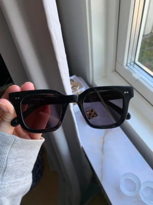 Chimi solglasögon - Säljer dessa chimis i modell 04 black. Skav på ena sidan, (se sista bilden). I övrigt lite små repor men inget som syns jätte tydligt. Orginalförpackning medföljer. Frakt tillkommer.