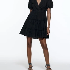 Zara klänning  - Jag undrar om någon vill byta denna klänningen till XS fast i vit som ni ser på andra bilden? Jag vill byta för att den sitter för stort på mig. Jag har bara andvänt den ca 3 gånger och är så gott som ny.