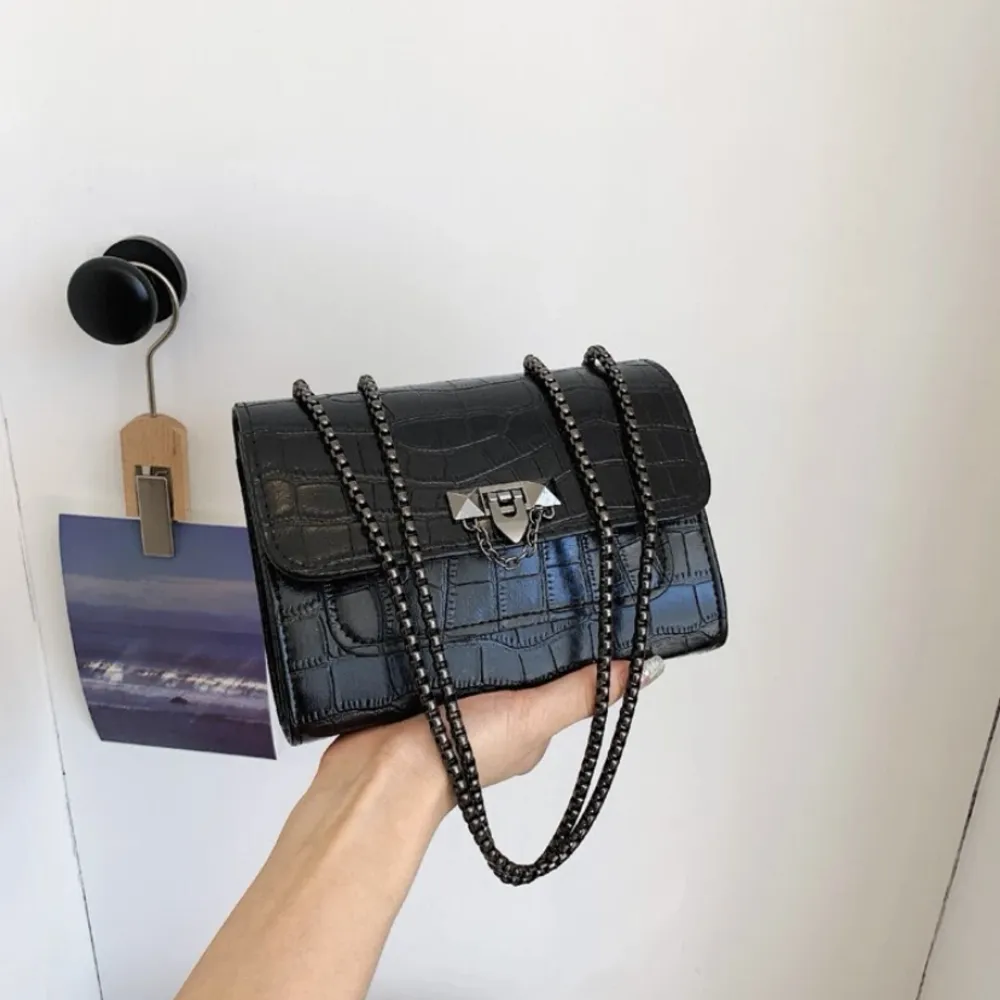 Cool handväska,använd några gånger❣️🤍kom privat för egna bilder på den❤️‍🔥. Väskor.