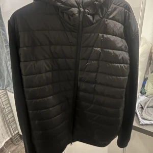 J.Lindeberg caridgan - Hej jag säljer nu min cardigan som jag köpte förra våren. Den har används under hela våren och sommaren så den är ganska använd, skulle säga att den är 7/10 i condition så ändå väldigt bra. Jag säljer på grund av att jag tröttnat och vill ha något nytt.